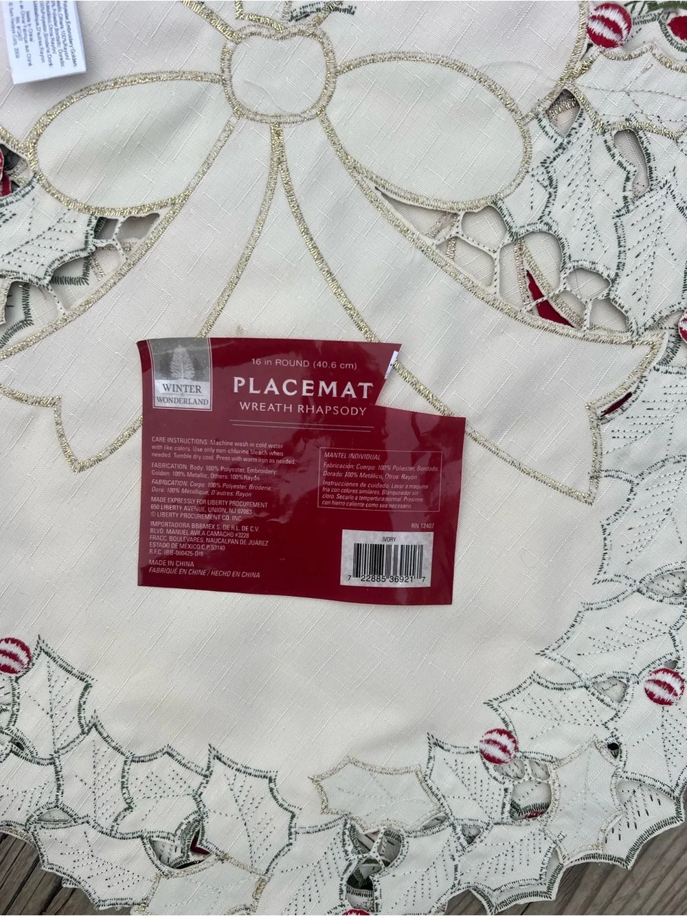 Bed Bath & Beyond Red and White Holiday Appliqué 4 placements